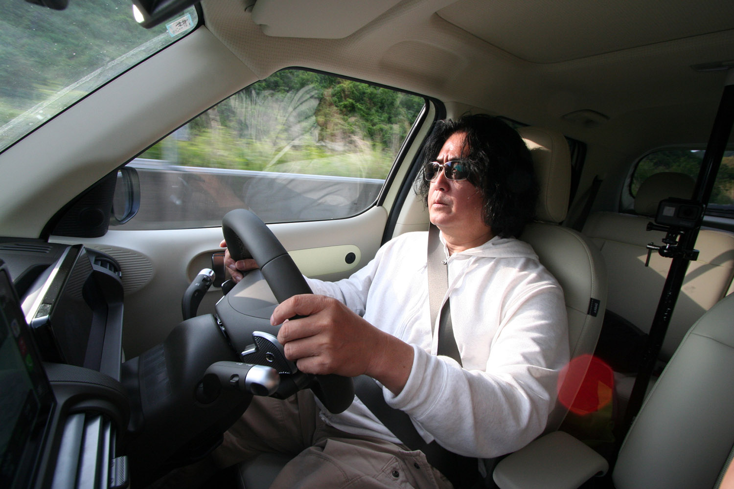 ヒョンデ・インスターを運転する嶋田智之さん 〜 画像50