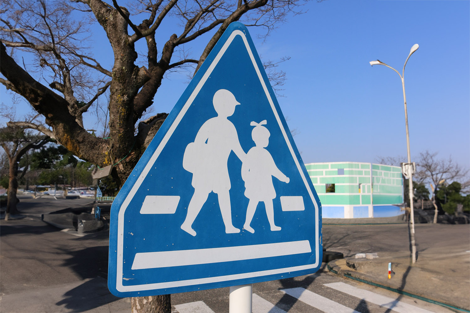 子どもふたりの図柄の横断歩道の標識