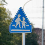 【画像】「大人が１人」「子どもが２人」２種類の図柄があるって知ってた？　横断歩道標識は明確に使いわけがなされていた 〜 画像3