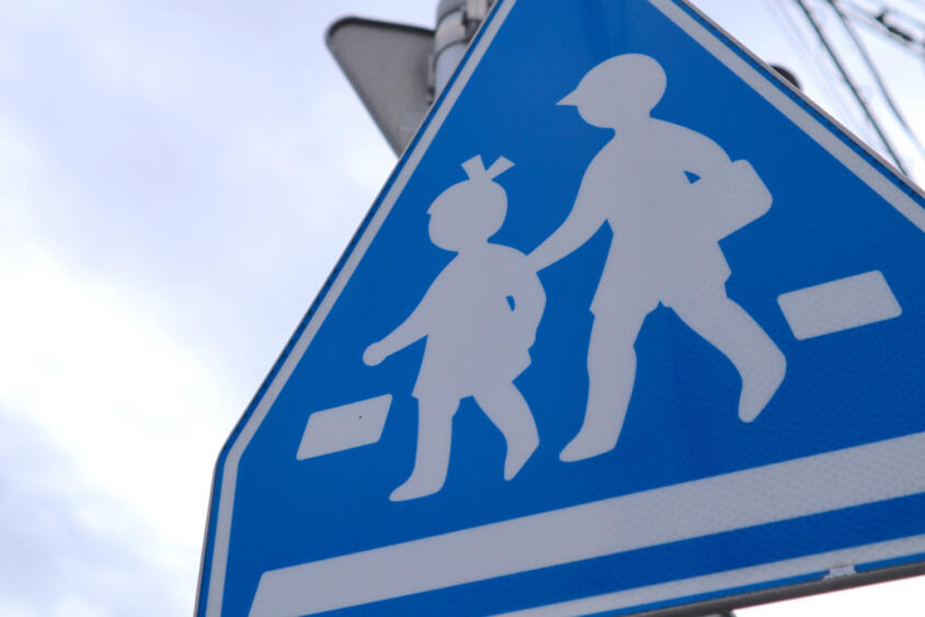 「大人が１人」「子どもが２人」２種類の図柄があるって知ってた？　横断歩道標識は明確に使いわけがなされていた