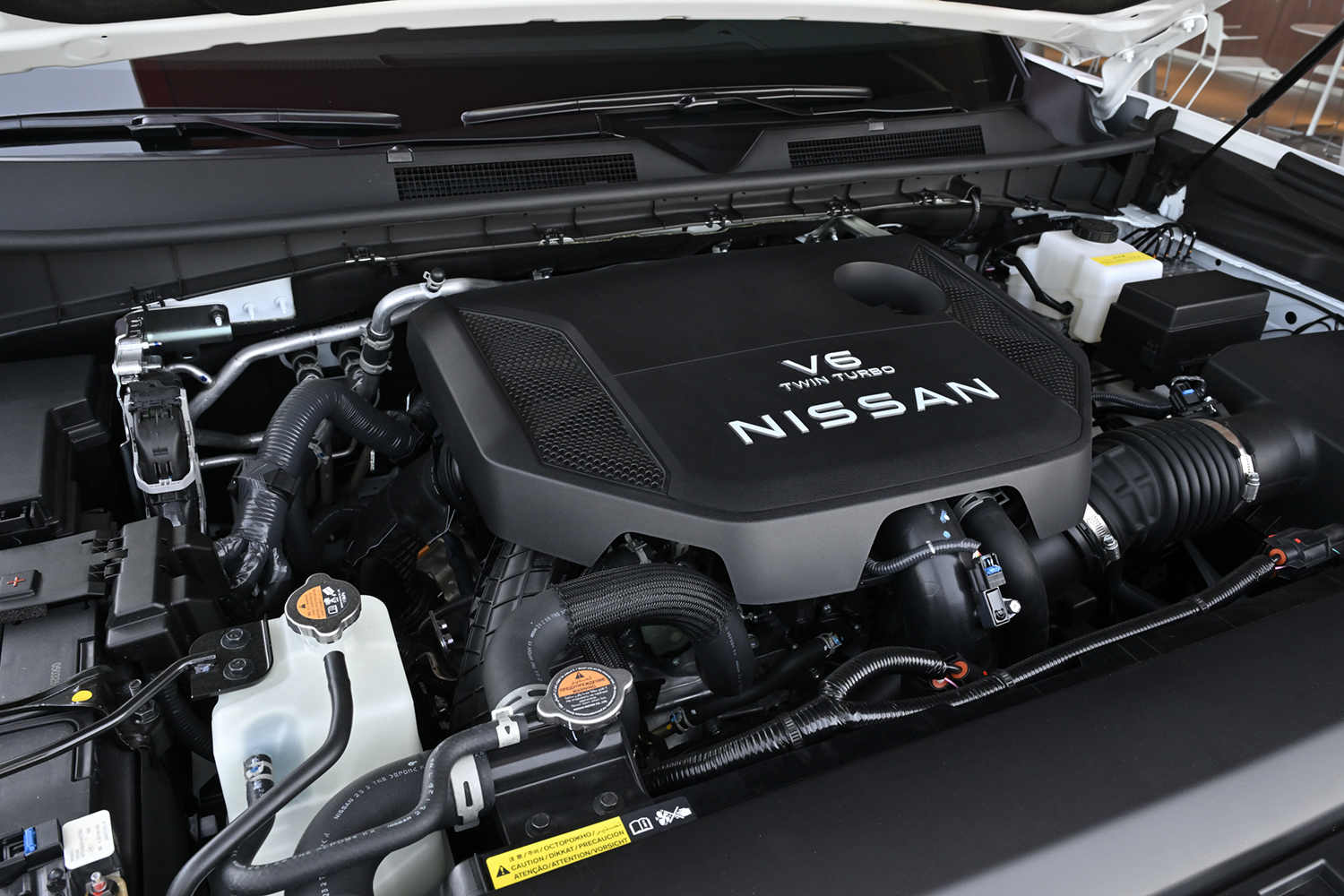 日産パトロールのエンジンルーム 〜 画像19