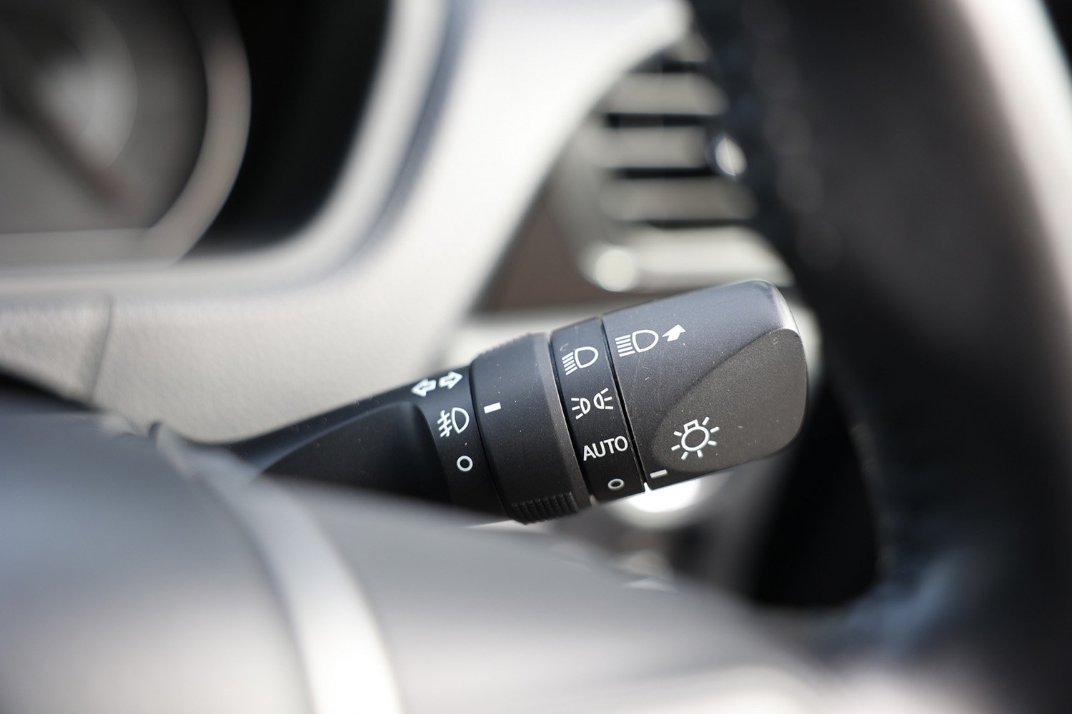 新型車は2020年4月から、継続生産車も2021年10月から義務化された「オートライト」