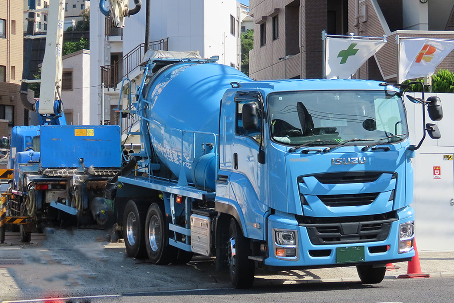 建設現場で活躍するコンクリートミキサー車