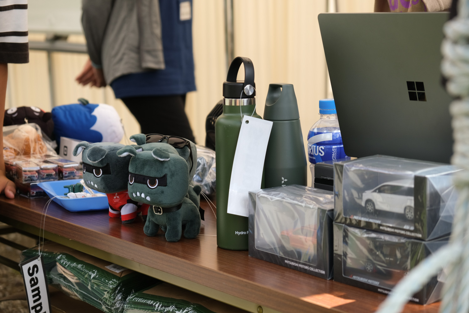 幅広い層から人気で話題になっている「デリ丸。」を中心とするグッズ販売