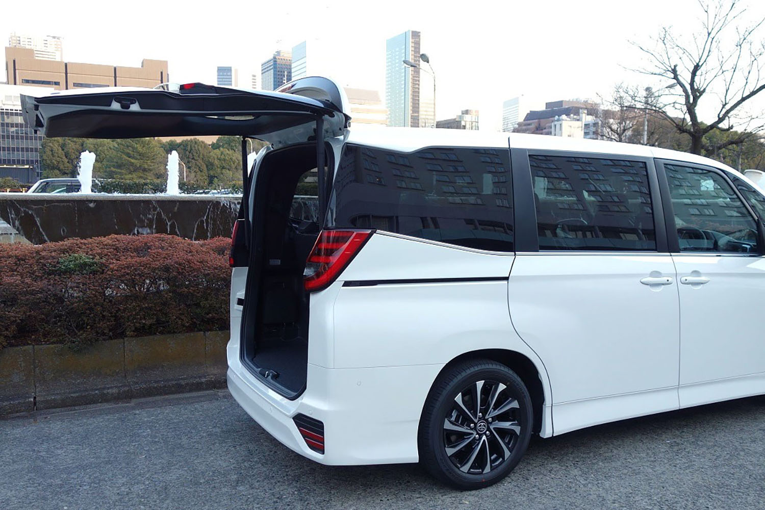 電動リヤゲートが装備されたトヨタ・ノア