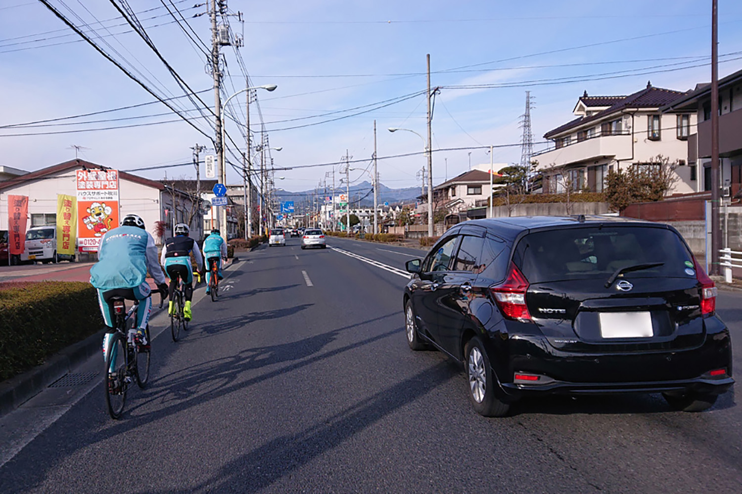 クルマと並走して車道を走る自転車
