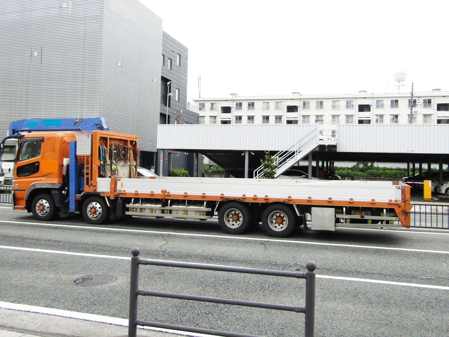 屋根のない平型の荷台を載せた「平ボディ」
