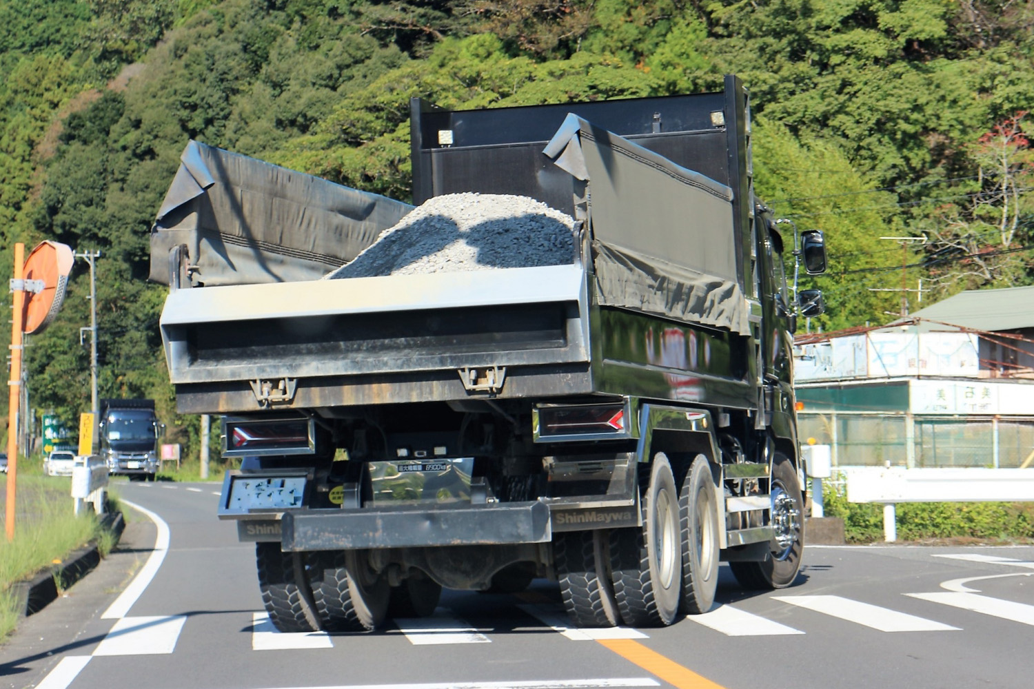 街なかを走行している「ダンプカー」 〜 画像13