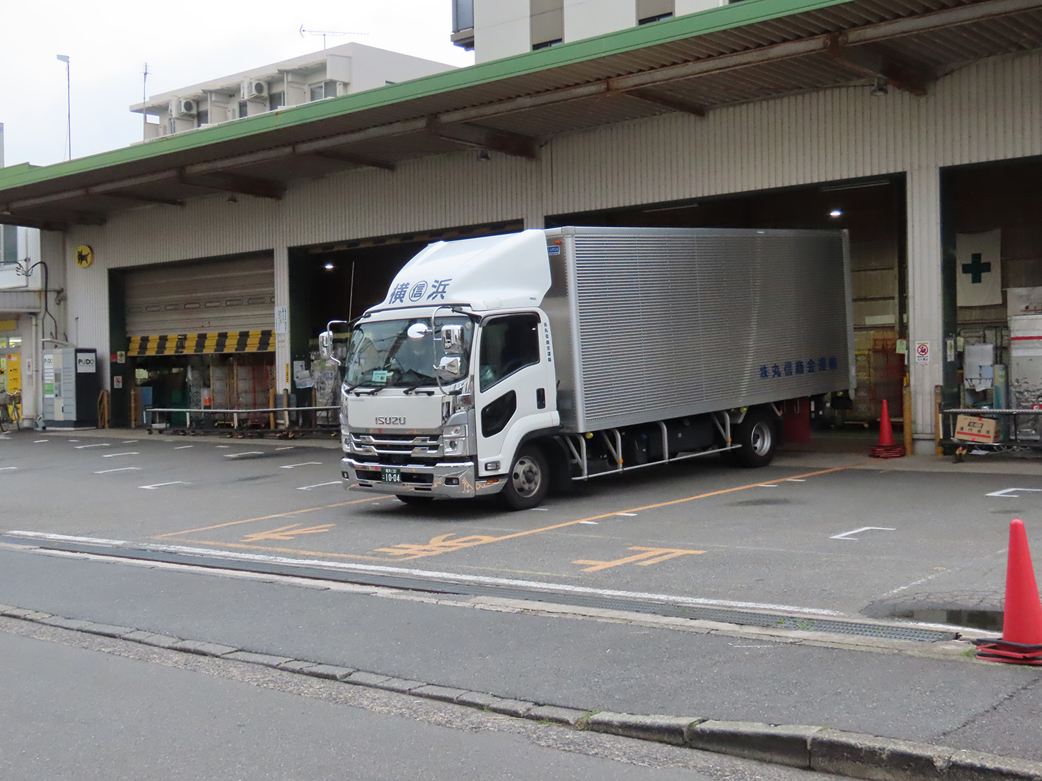 バースに停車しているトラック