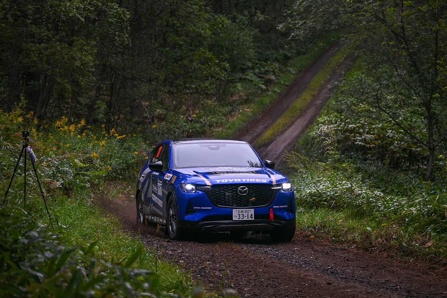 寺川選手と石川選手が操る117号車「MAGIC TY MAZDA CX-60」