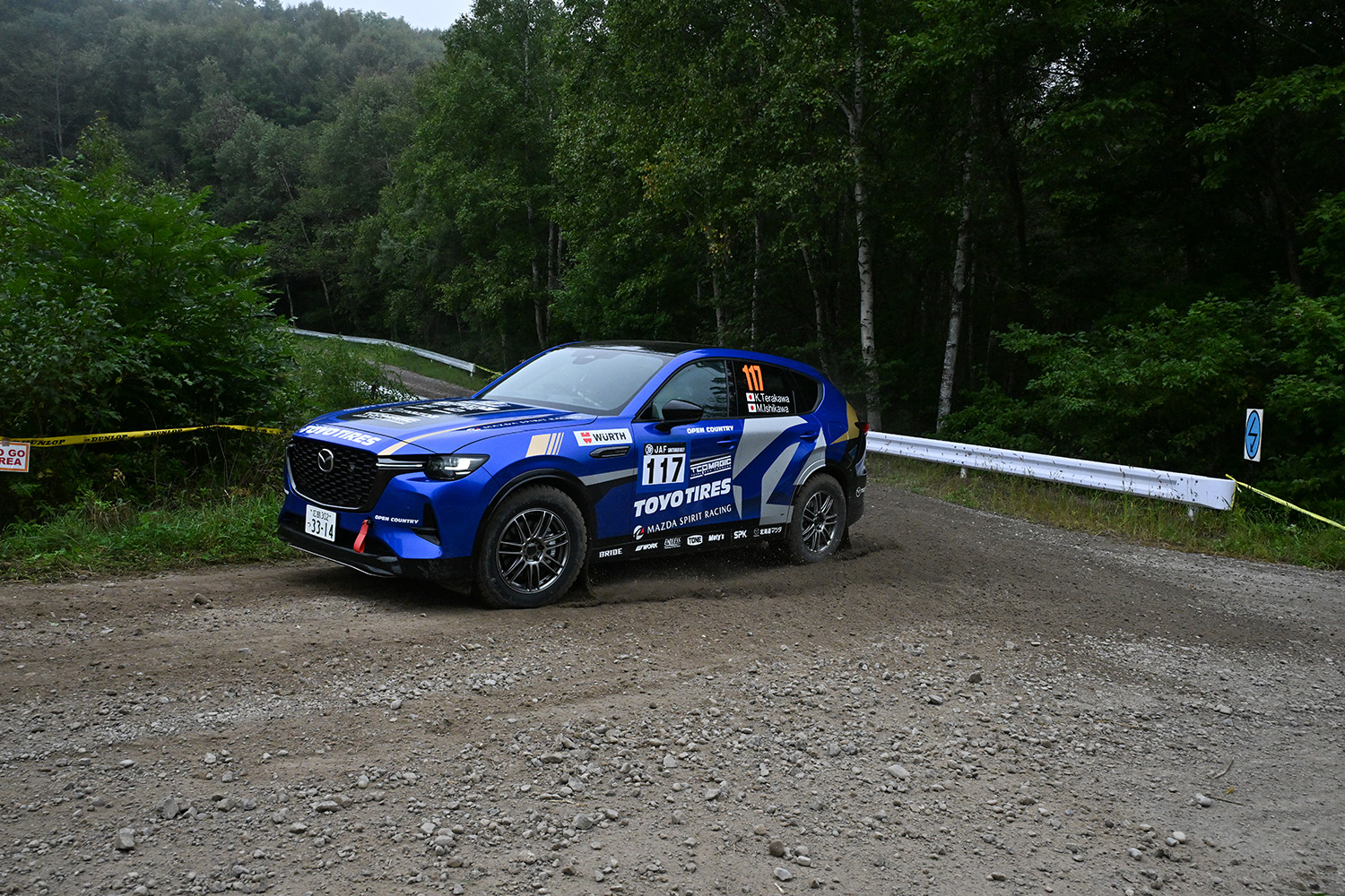 寺川選手と石川選手が操る117号車「MAGIC TY MAZDA CX-60」