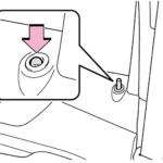 【画像】いまの若者には意味不明!?　昭和のクルマにゃ当たり前だったドアに「ニョキッと生えた棒」はナゼ消えた？ 〜 画像1