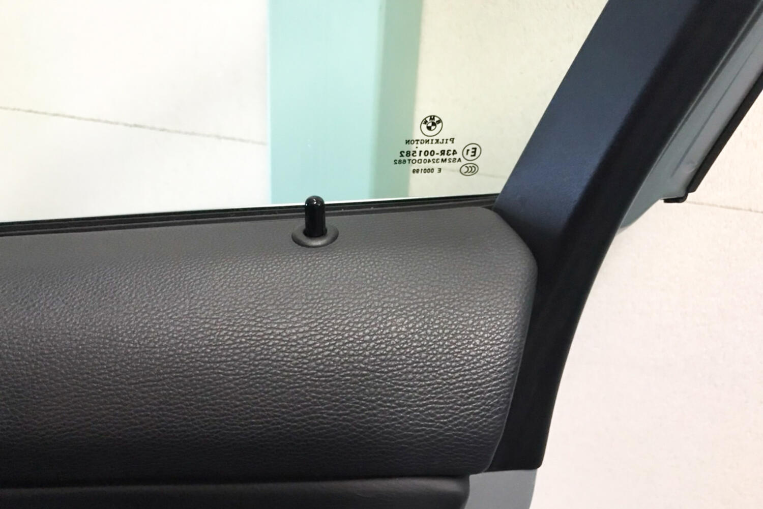 BMW車に装着されたドアロックノブ