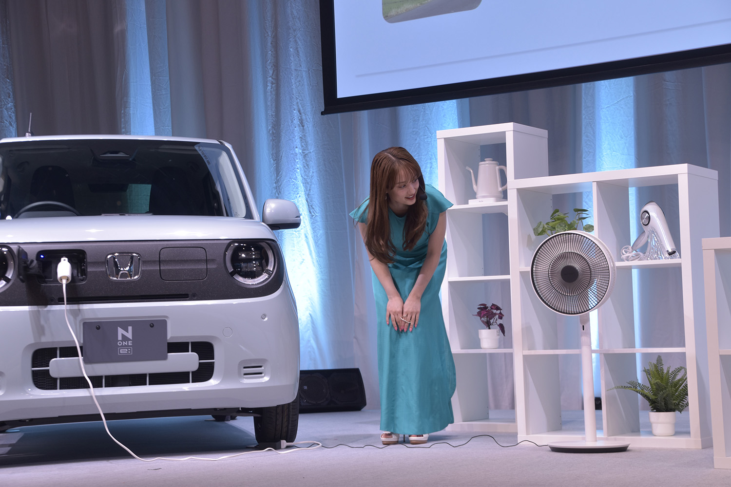 外部給電機能を体験する谷まりあさん