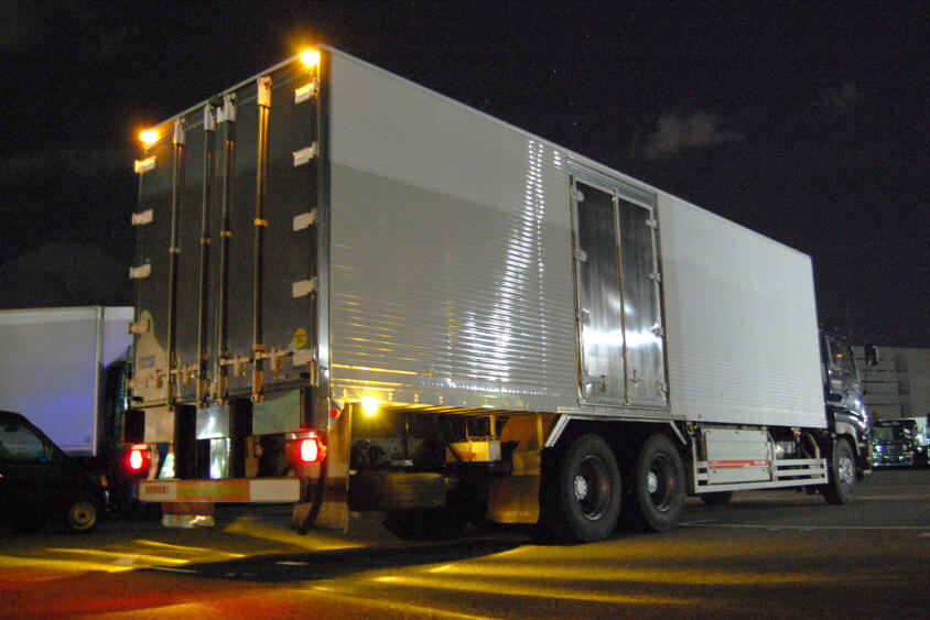 トラックの荷物の積み降ろしは後部の扉から……だったら横のドアは何？　冷凍車に見られる「荷室の横扉」の役目とは