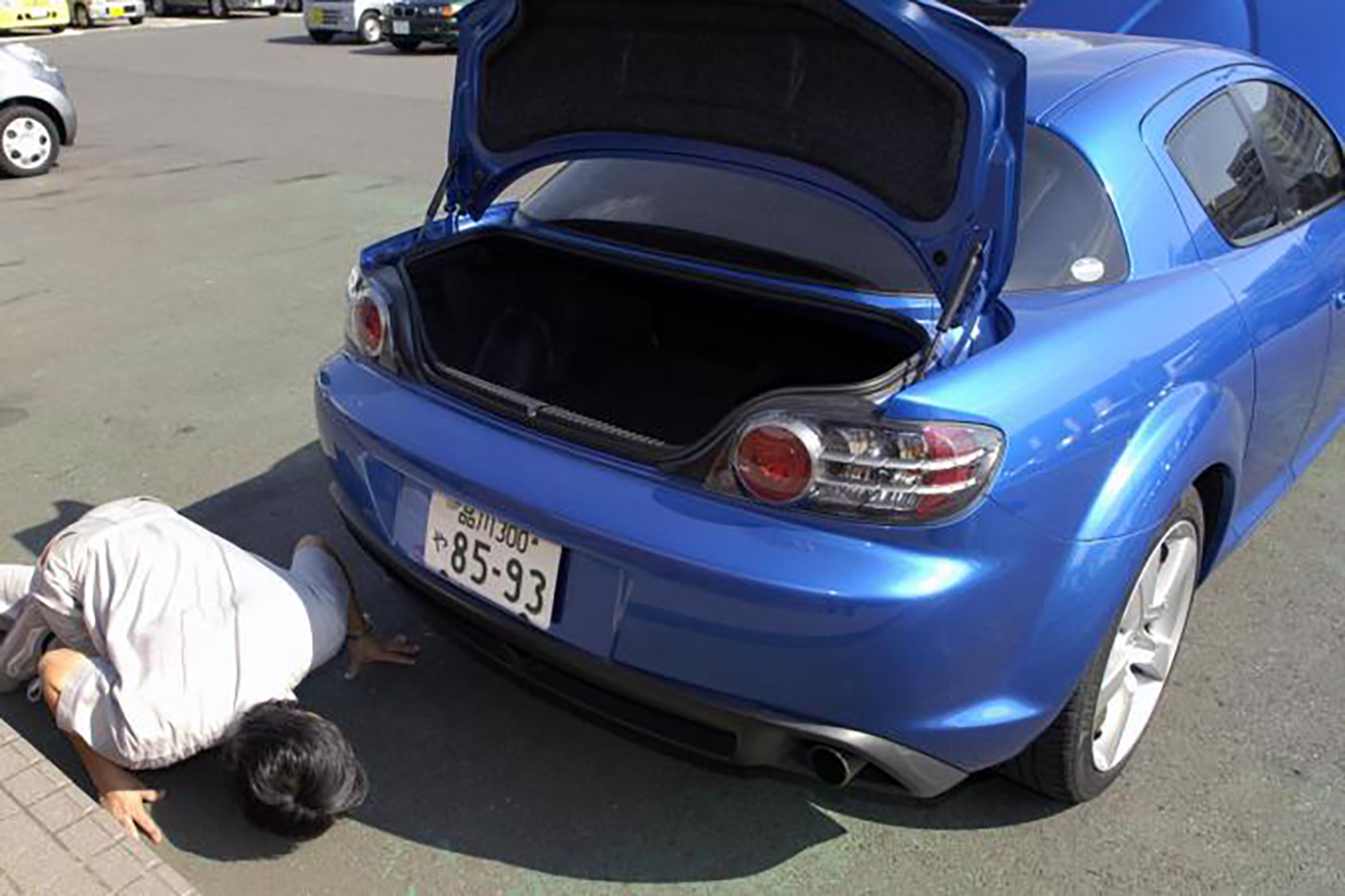 購入したクルマのチェックを行うようす