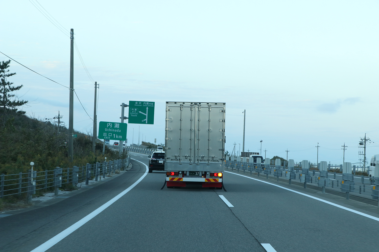 高速道路を走行する大型トラック