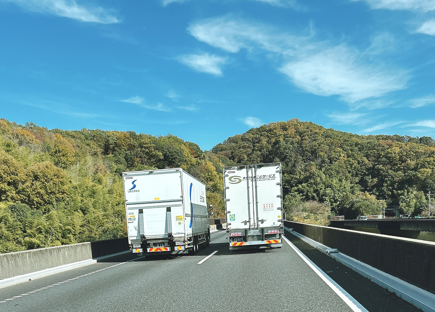 高速道路を走行する大型トラック