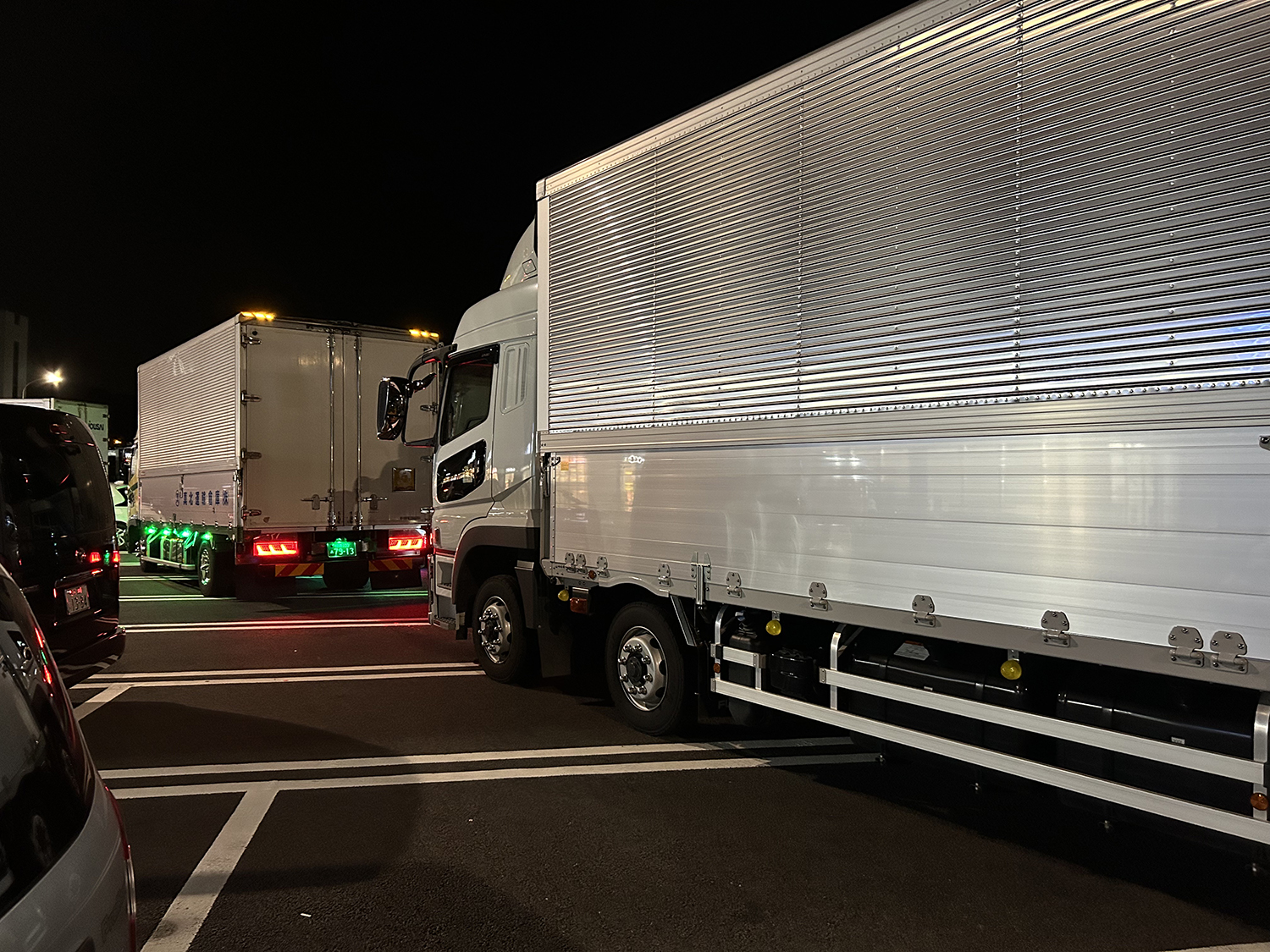 深夜のパーキングエリアに停車する大型トラック 〜 画像5