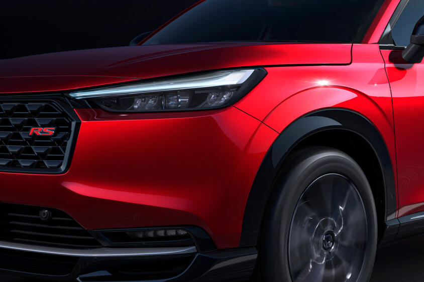 足まわりとハンドリングを専用チューニングしたハイブリッドの「RS」が誕生！　ホンダ・ヴェゼルに追加された新グレードは「e:HEV RS」だ