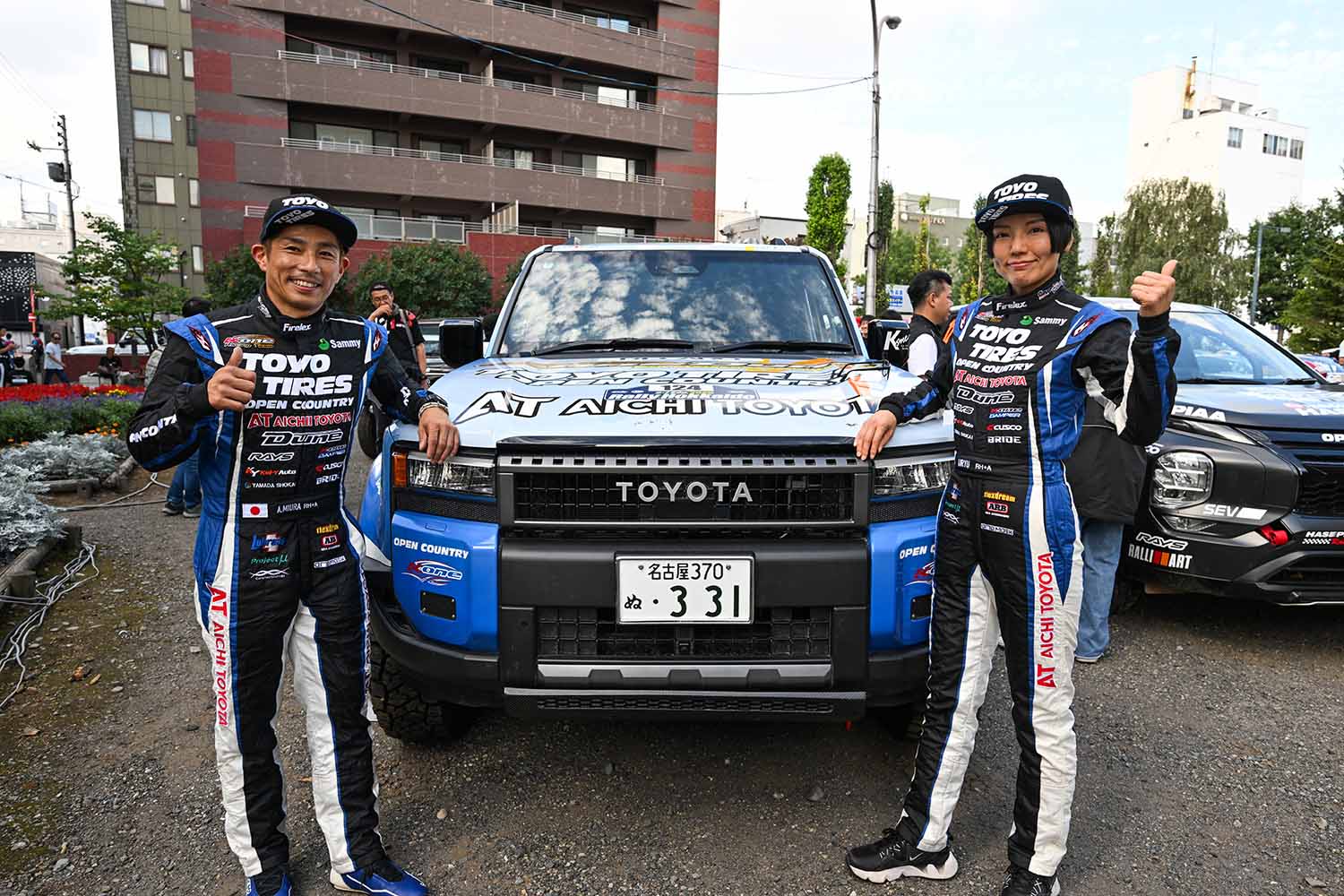 124号車「K-one TOYO AT ランクル250」と三浦昴選手・羽琉選手