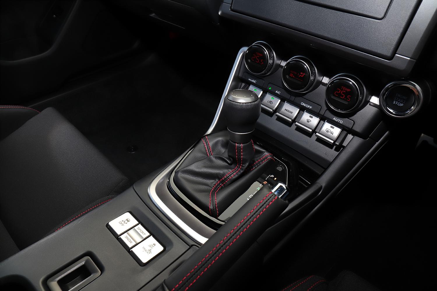スバル「BRZ」（AT車）のインテリア