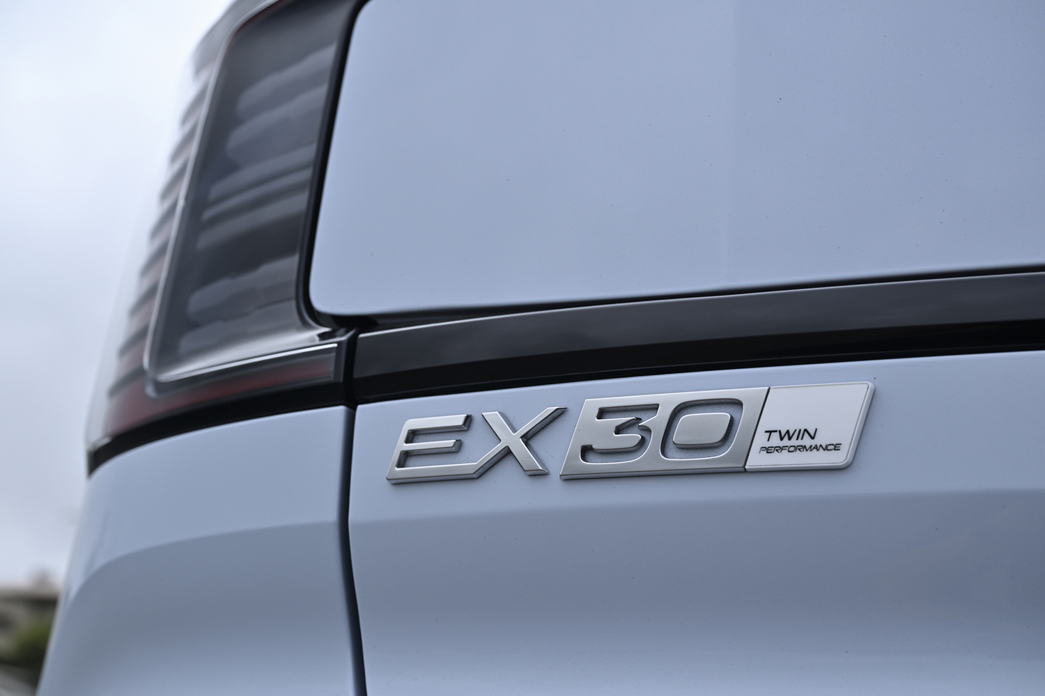 ボルボEX30のツインモーターを示すエンブレム