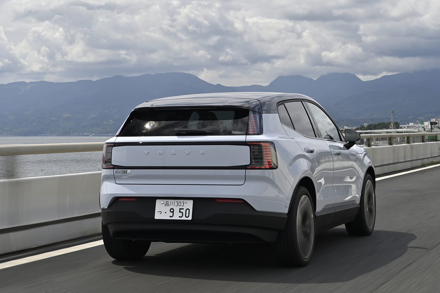 自動車専用道を走行するボルボEX30 〜 画像21