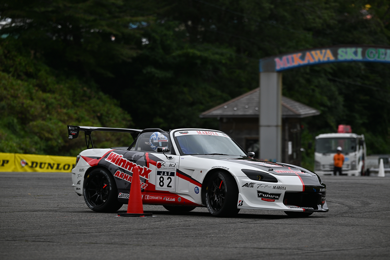 全日本ジムカーナに出場中の旧世代国産スポーツカー