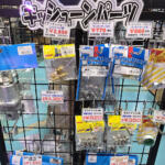 【画像】「ぐ〜すか」「つけまピラー」「キッシューン」ってなに？　トラック用パーツショップは乗用車からは想像もつかない謎のパーツで溢れていた 〜 画像2