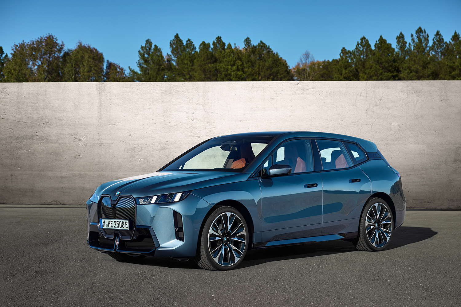 BMW「iX」が一部改良を実施して新グレード追加 〜 画像1