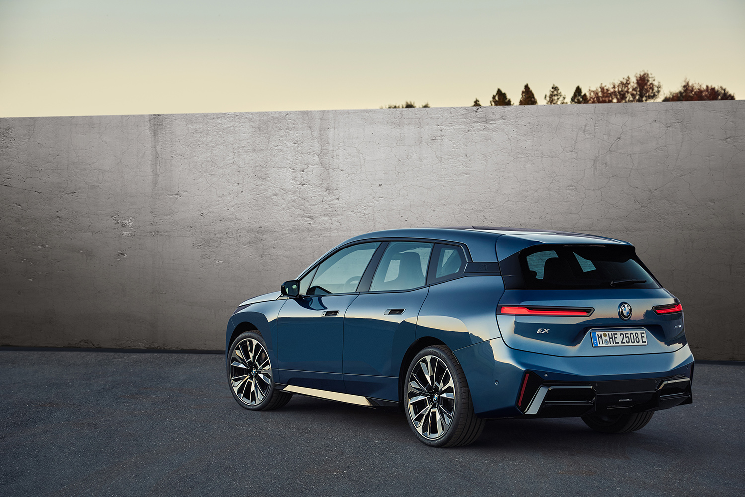 BMW「iX」が一部改良を実施して新グレード追加 〜 画像4