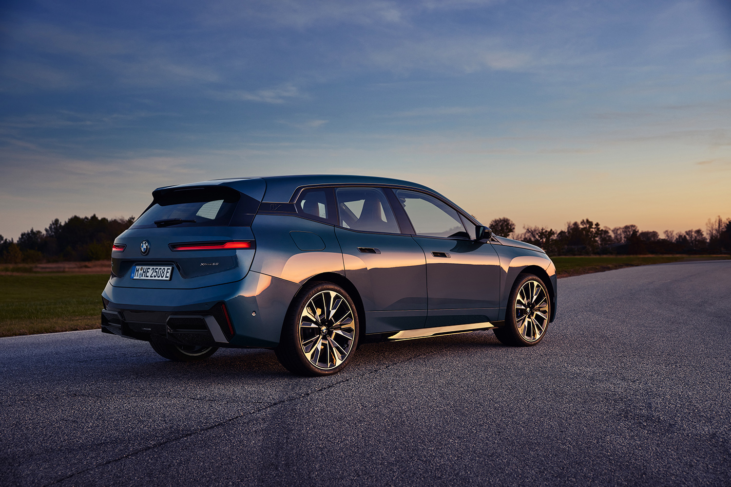 BMW「iX」が一部改良を実施して新グレード追加 〜 画像10