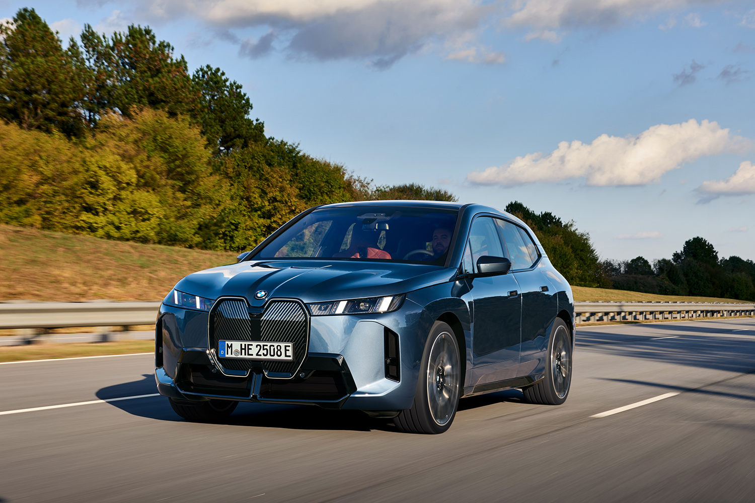BMW「iX」が一部改良を実施して新グレード追加 〜 画像15