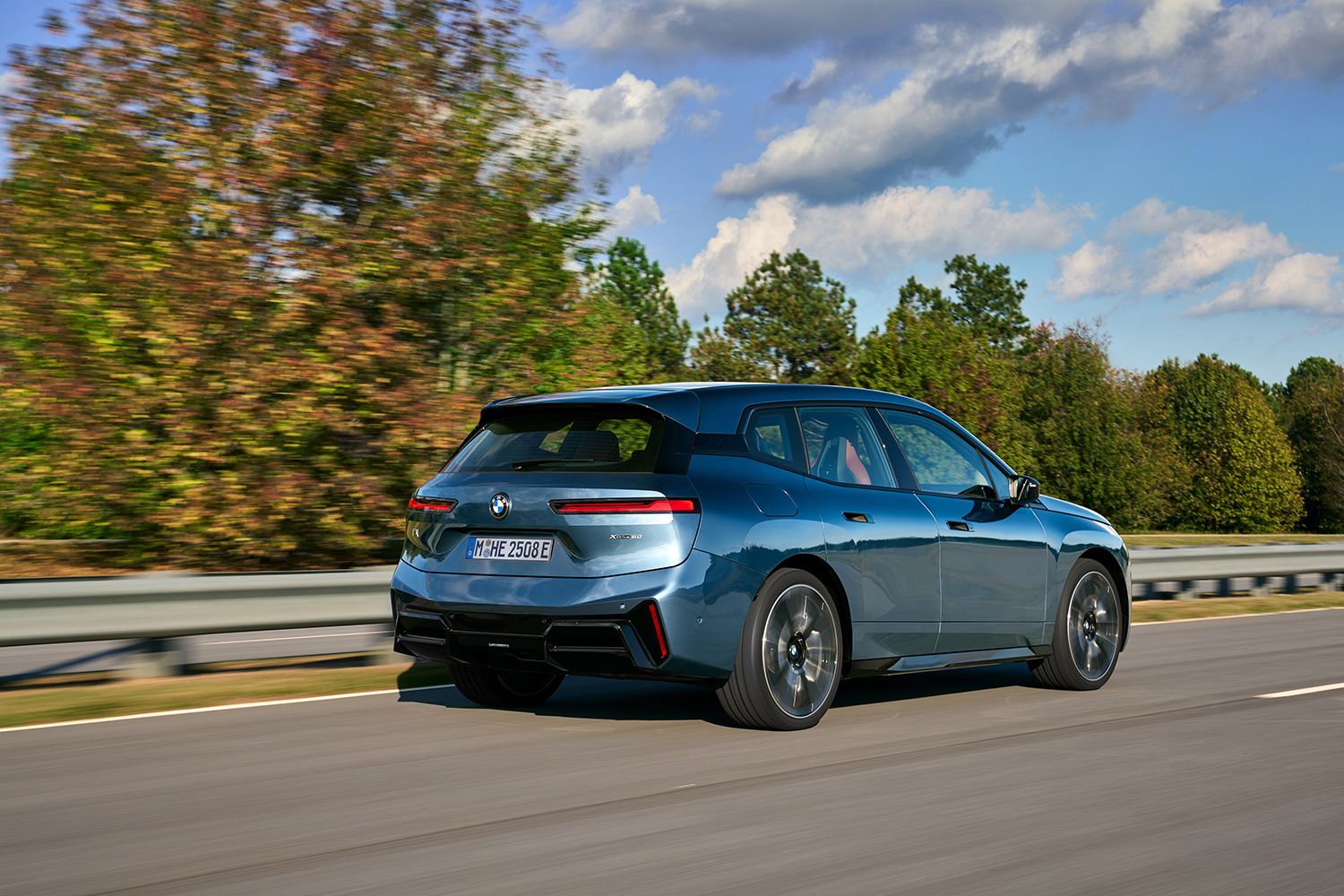 BMW「iX」が一部改良を実施して新グレード追加 〜 画像17
