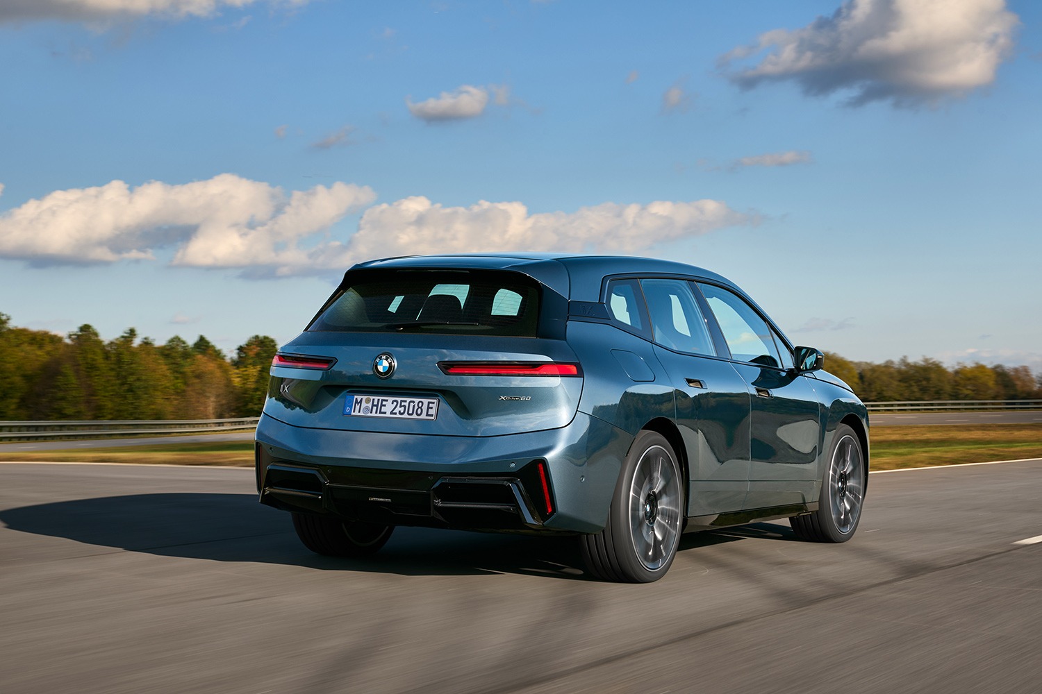 BMW「iX」が一部改良を実施して新グレード追加 〜 画像19