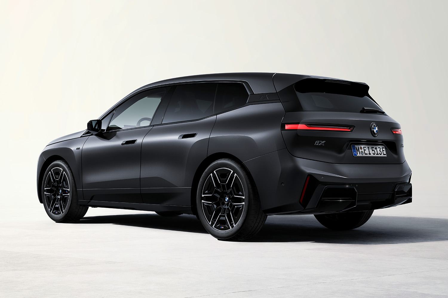 「BMW iX M70 xDrive」のリヤスタイリング