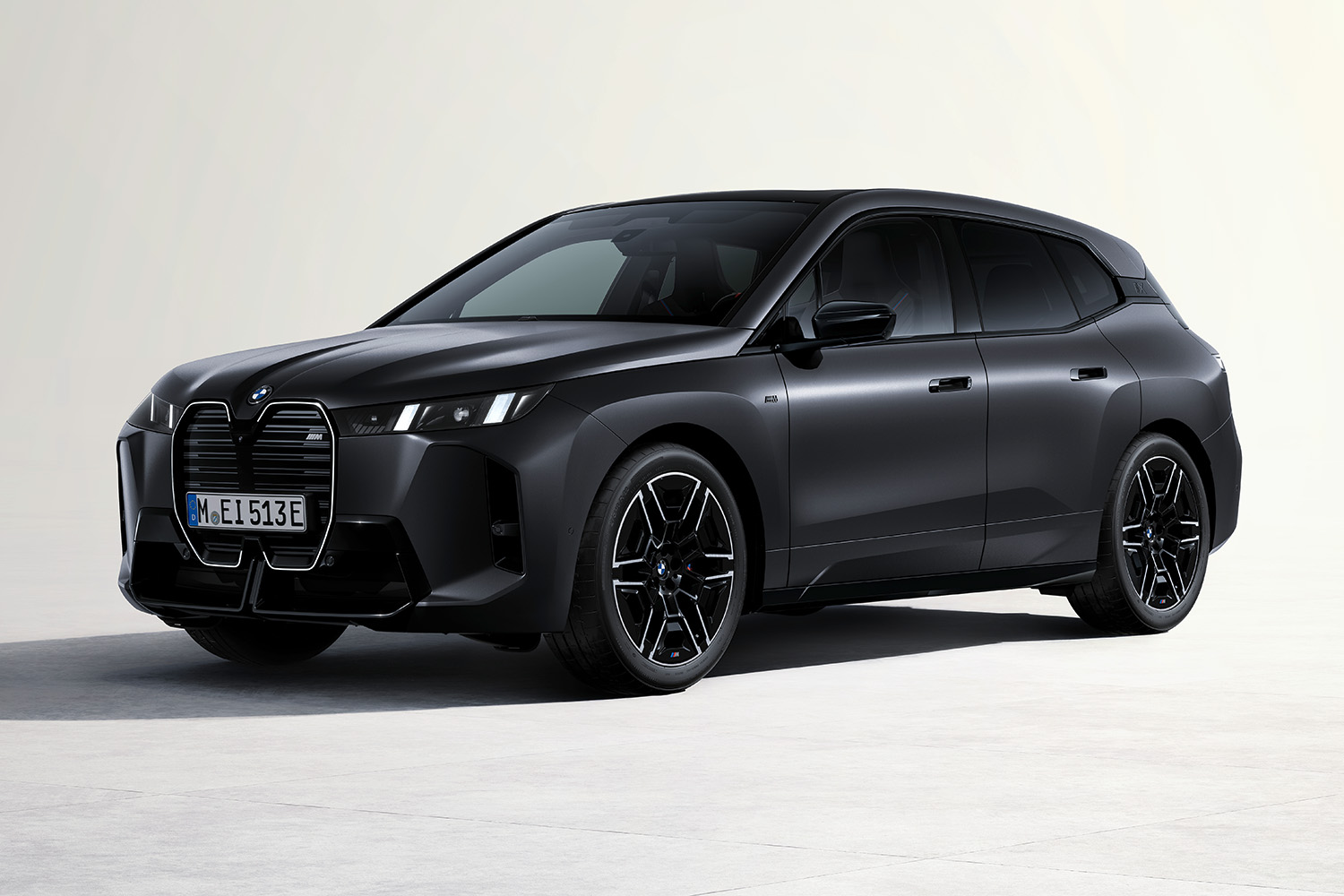 「BMW iX M70 xDrive」のフロントスタイリング