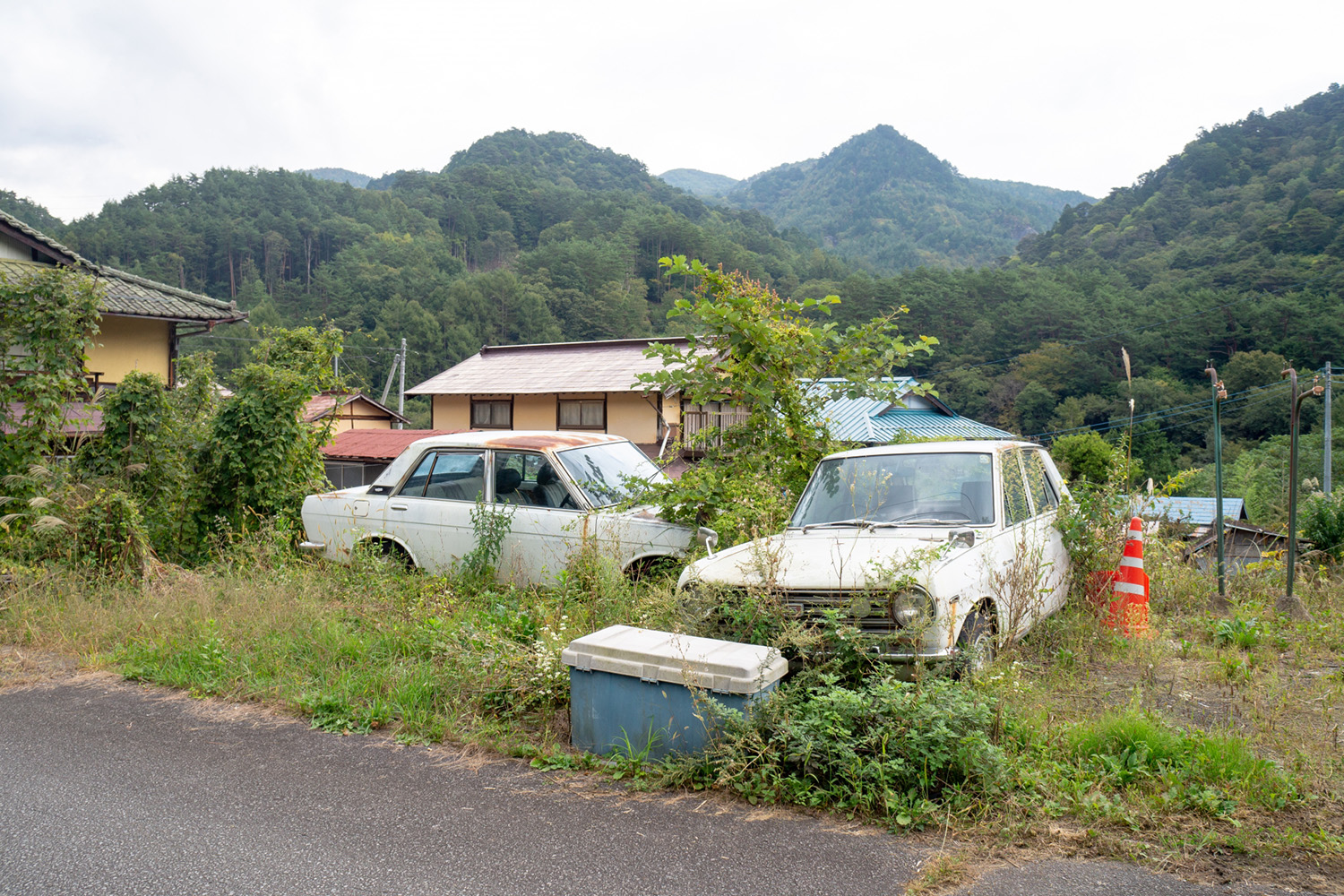 民家に放置されているクルマ