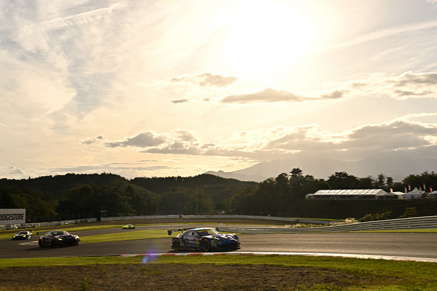 スポーツランドSUGOを走るスバルBRZ GT300