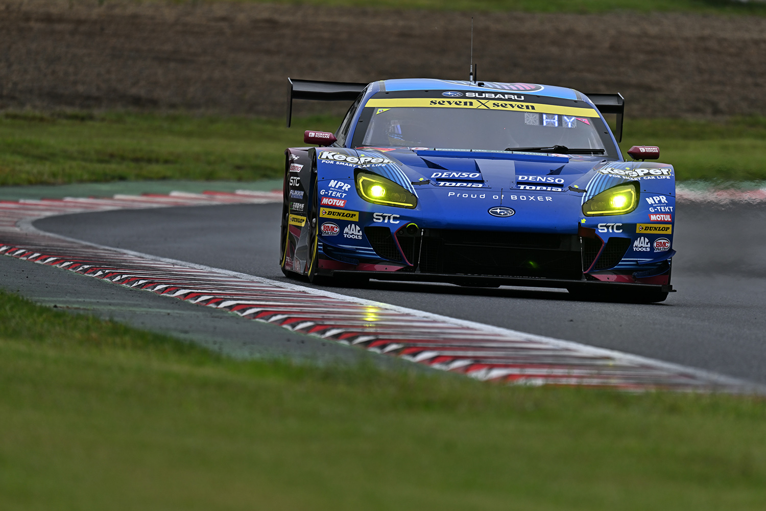小雨のなか走行するスバルBRZ GT300