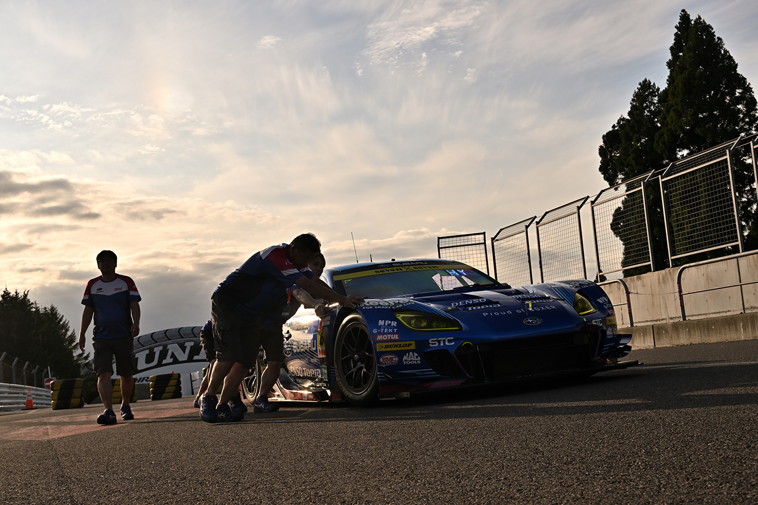 手押しでピットに入るスバルBRZ GT300 〜 画像35