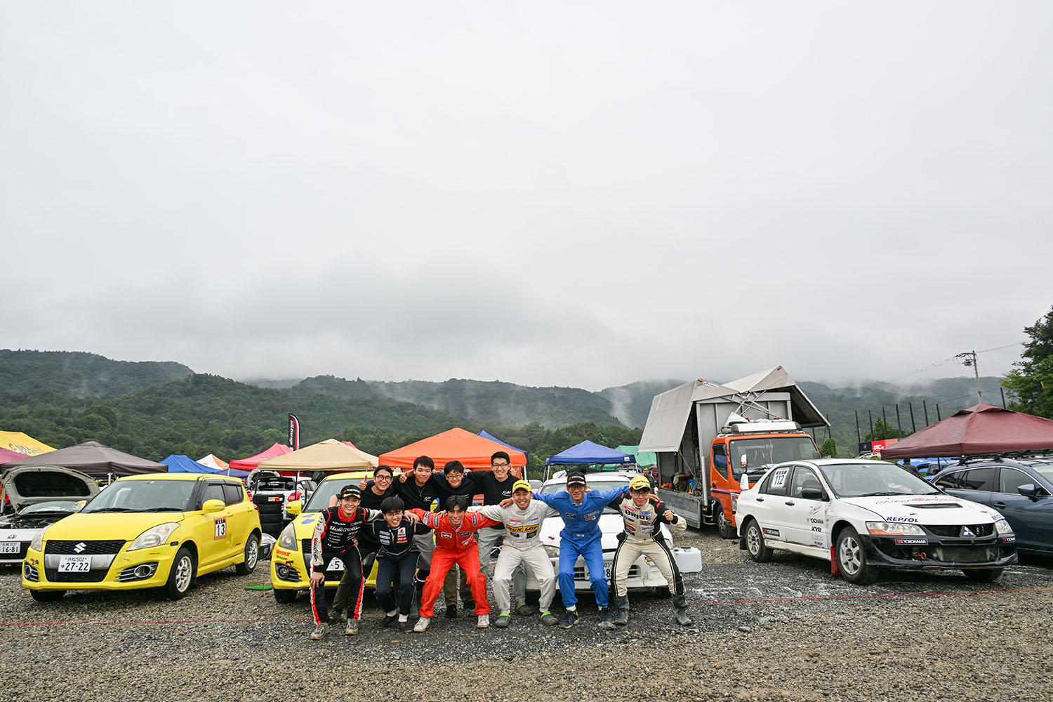 ダートトライアルシーンで注目を集めるナゾの集団「藤原大学自動車部」とは