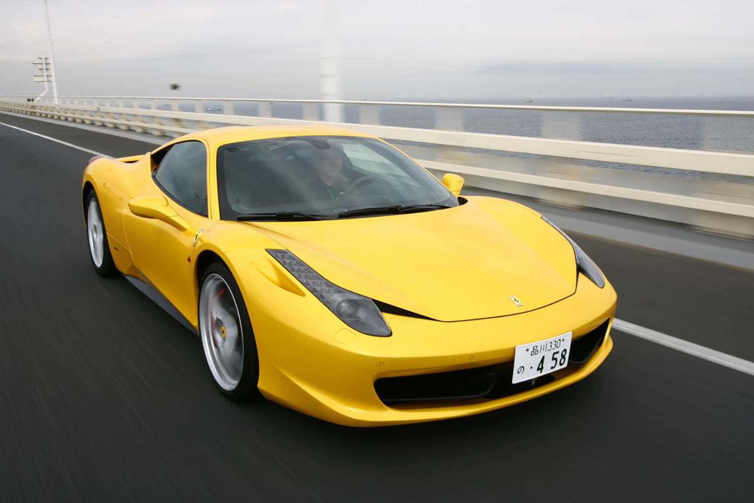 走行するフェラーリ458