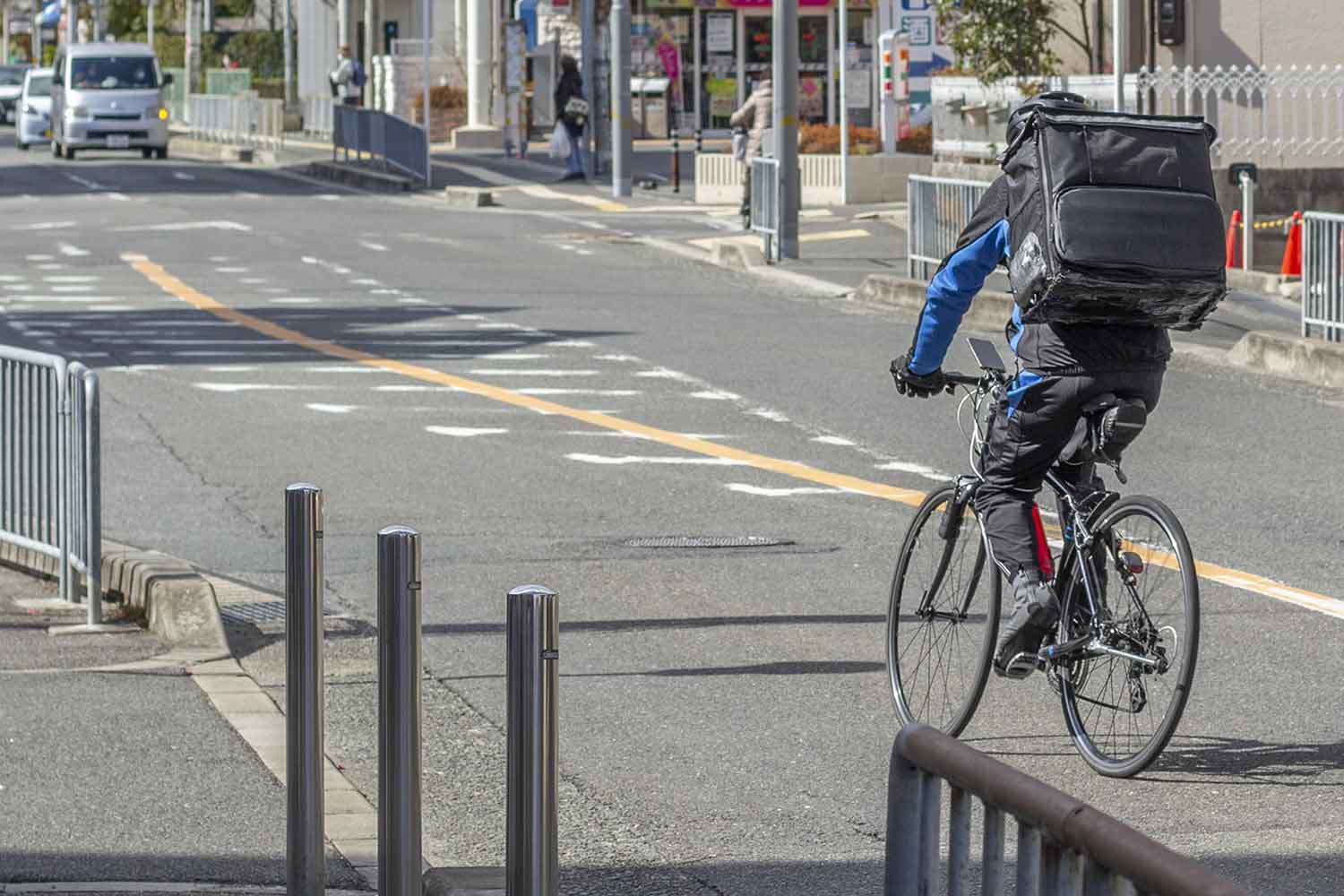 車道を走行する自転車 〜 画像2