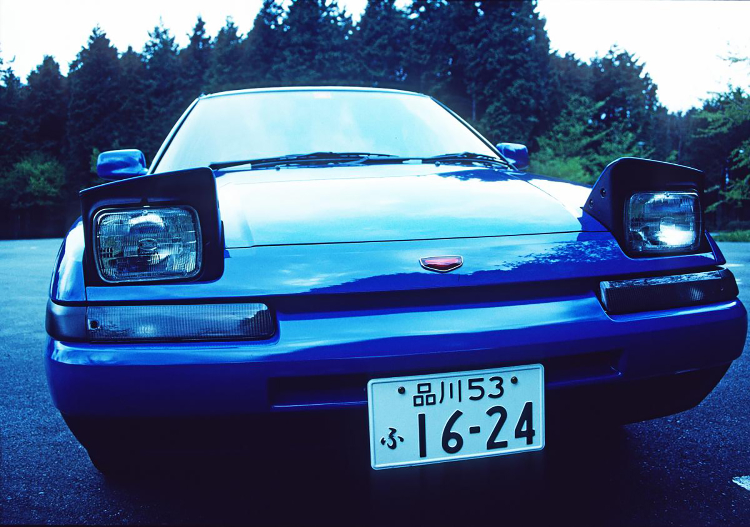 マツダ・ランティスの先代モデルとなるファミリアアスティナ／ユーノス100