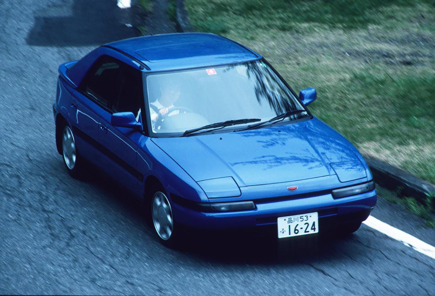 マツダ・ランティスの先代モデルとなるファミリアアスティナ／ユーノス100 〜 画像3