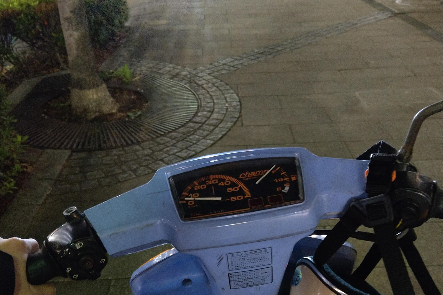 バイクを手押ししているイメージ