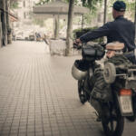 【画像】左折待ち長いな→エンジン止めてバイクを手押しで歩道をショートカットってあり？　手押しバイクで歩道を行くのは違反なのか 〜 画像4