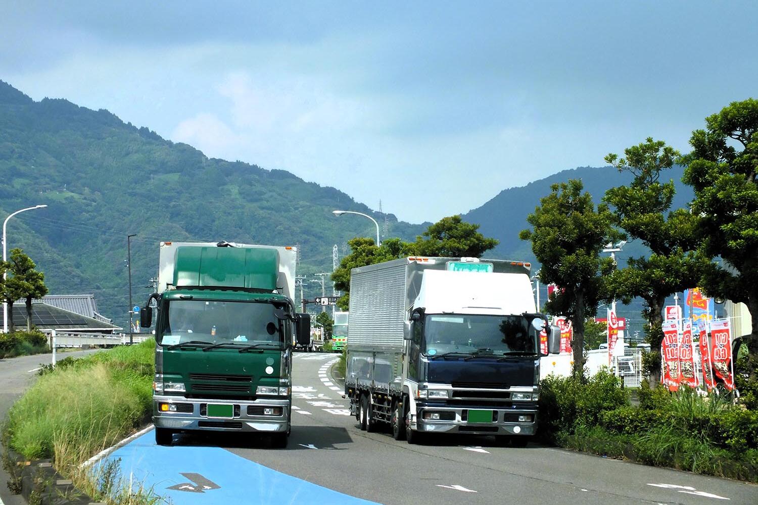 トラックが追い抜くイメージ 〜 画像6